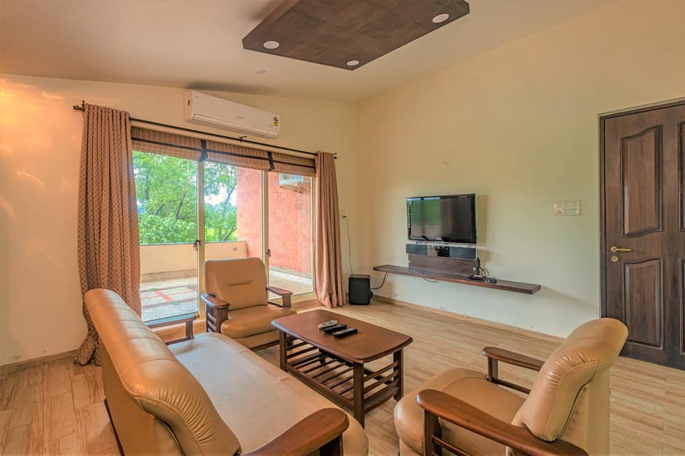 Communal lounge/ TV room, TV and multimedia, Seating area, air conditioner