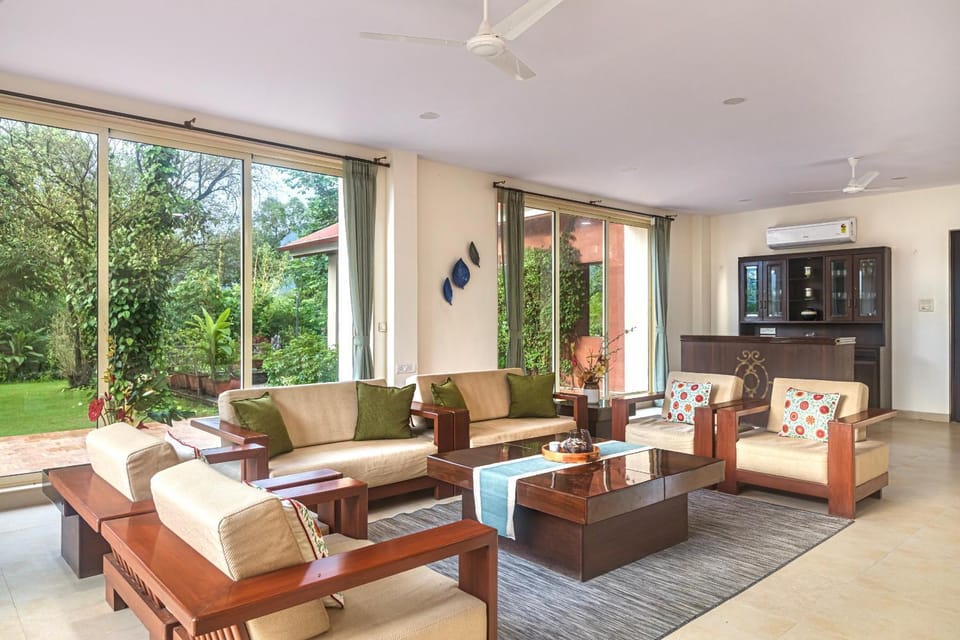 Garden, TV and multimedia, Living room, Seating area, Garden view, Inner courtyard view, fireplace, air conditioner, air conditioner