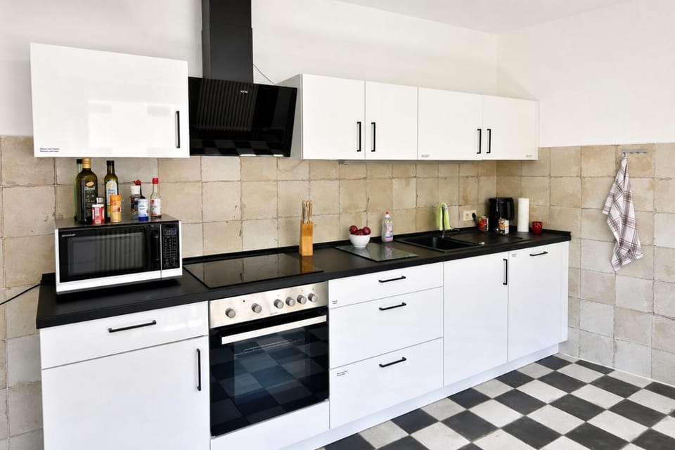 Communal kitchen, microwave, oven, stove