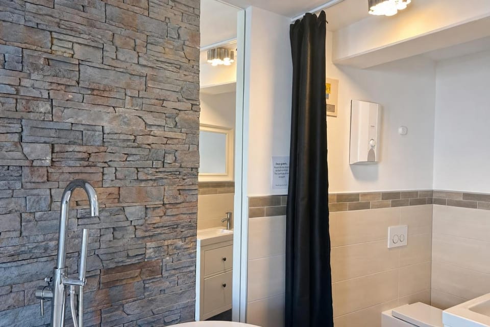Shower, Toilet, Bathroom, towels