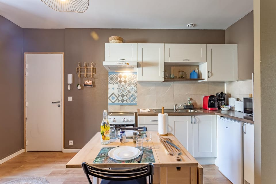 Kitchen or kitchenette