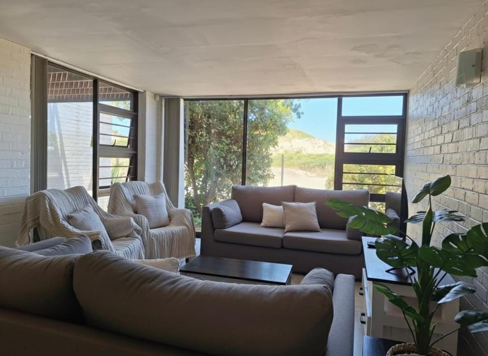 Ohana Beach Cabana - UNBEATABLE LOCACTION - Sea & Dune Views Apartment in Port Alfred
