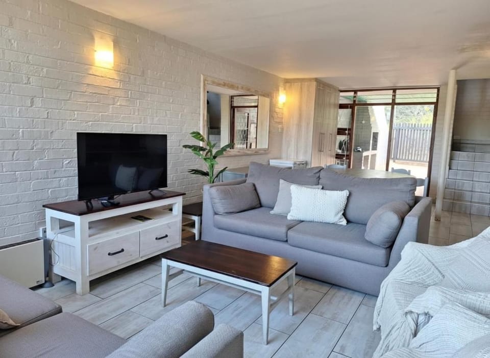 Ohana Beach Cabana - UNBEATABLE LOCACTION - Sea & Dune Views Apartment in Port Alfred