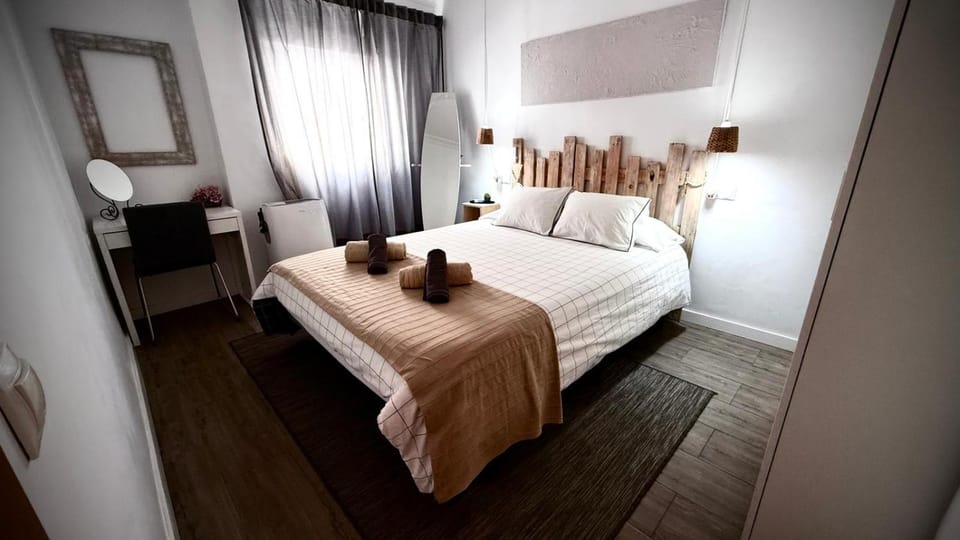 Photo of the whole room, Bedroom