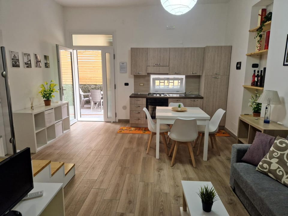 Kitchen or kitchenette, Living room, Seating area, Dining area