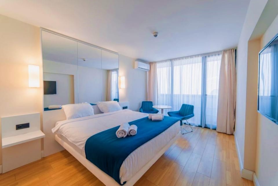 Bed, TV and multimedia, Living room, Photo of the whole room, Seating area, Bedroom
