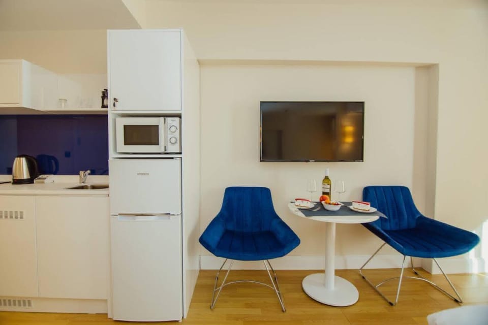 TV and multimedia, Coffee/tea facilities, Kitchen or kitchenette, Living room, Seating area, Dining area, minibar, oven, pet friendly, stove, toaster