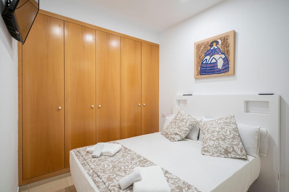 Bed, Bedroom, towels, wardrobe