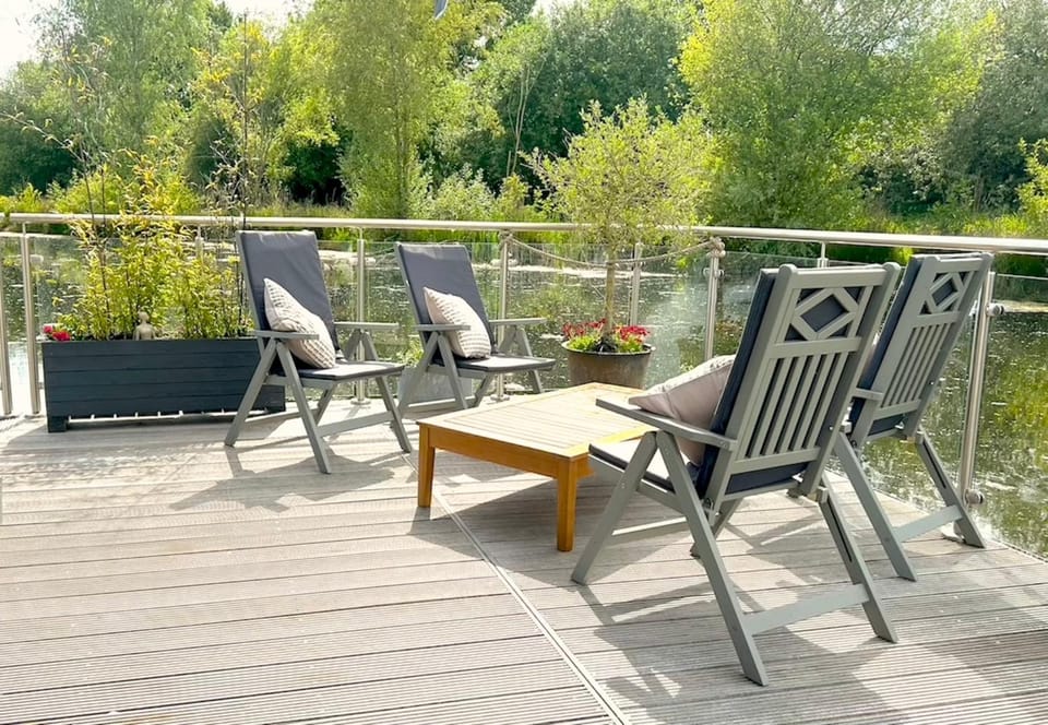 Property building, Patio, Patio, Natural landscape, Balcony/Terrace, Balcony/Terrace, Location, sunbed