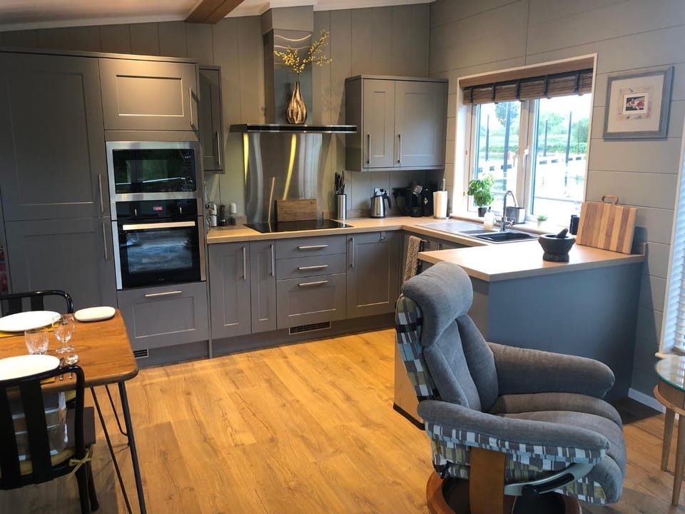 Kitchen or kitchenette, Dining area, oven, stove