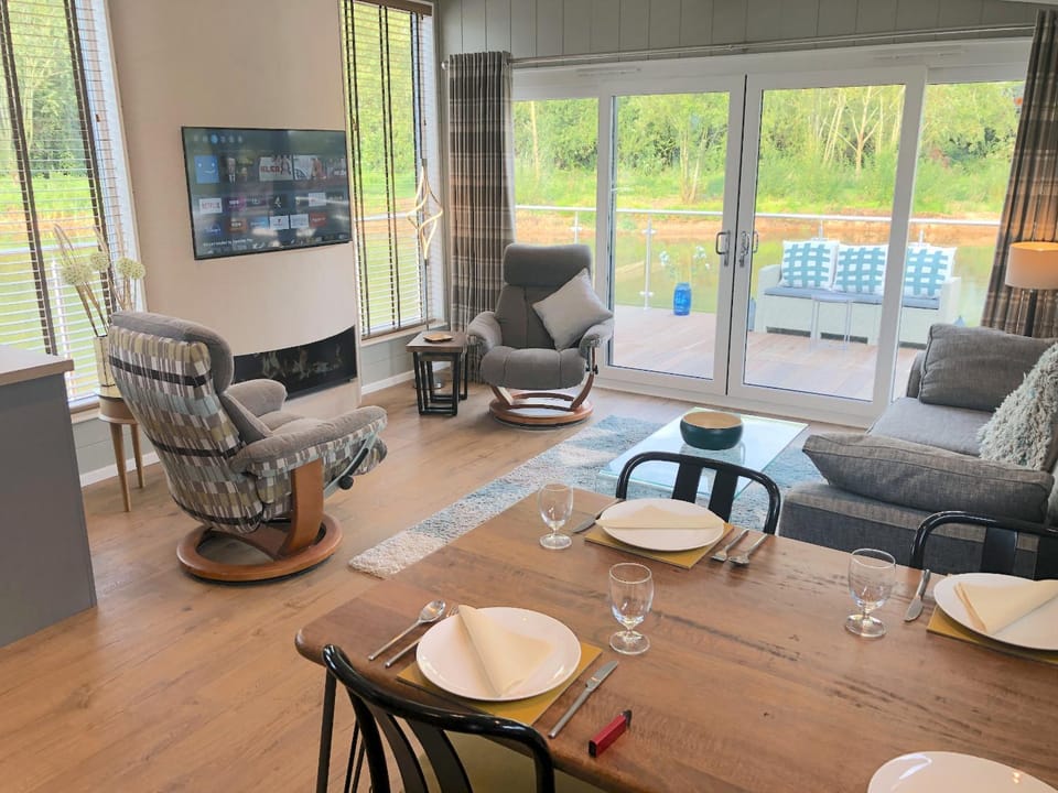 Patio, TV and multimedia, Balcony/Terrace, Living room, Seating area, Dining area, fireplace
