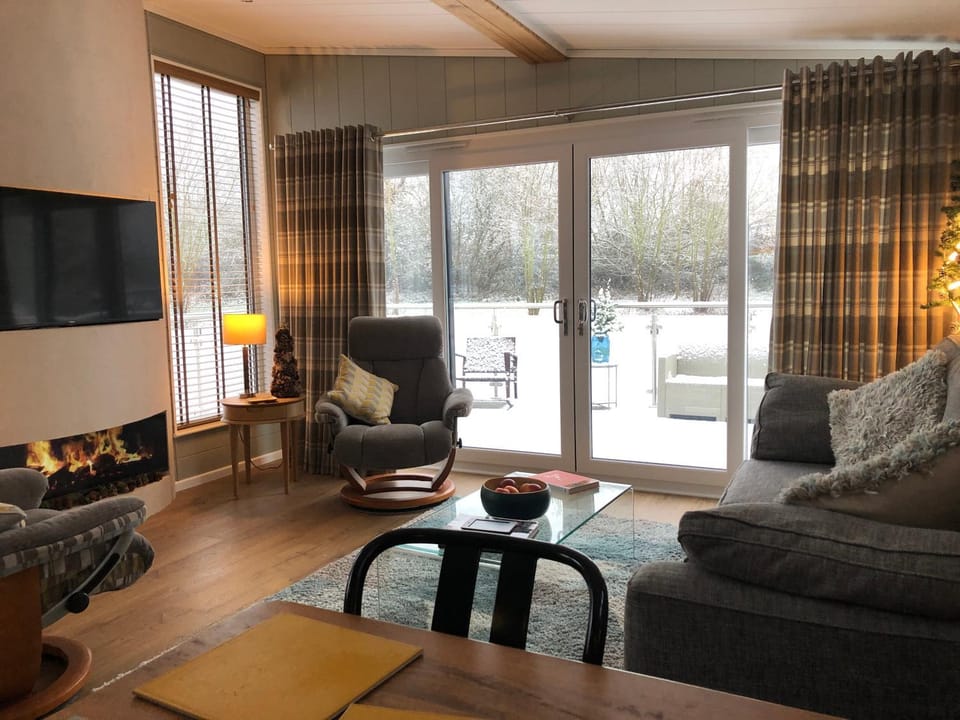 Property building, TV and multimedia, Balcony/Terrace, Living room, fireplace