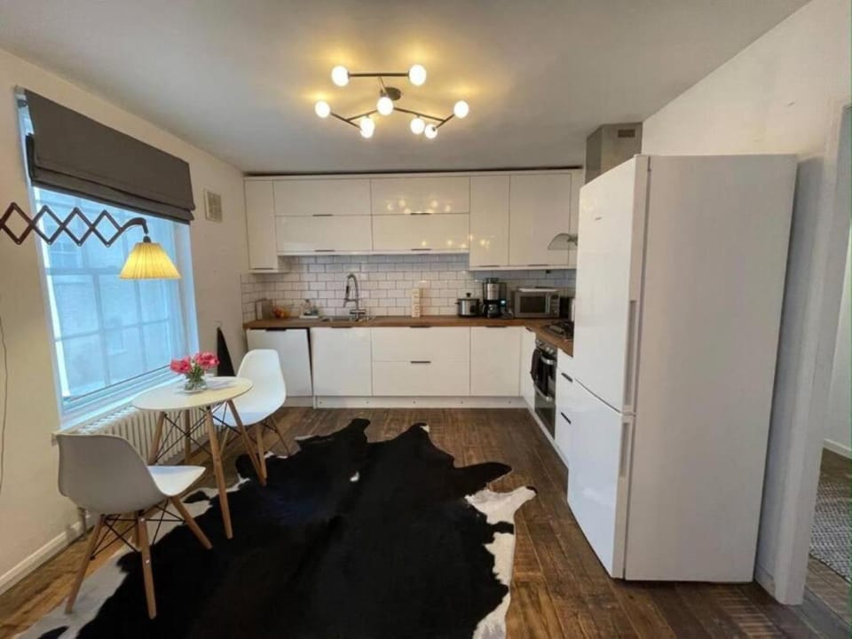 Kitchen or kitchenette, Dining area, oven, stove