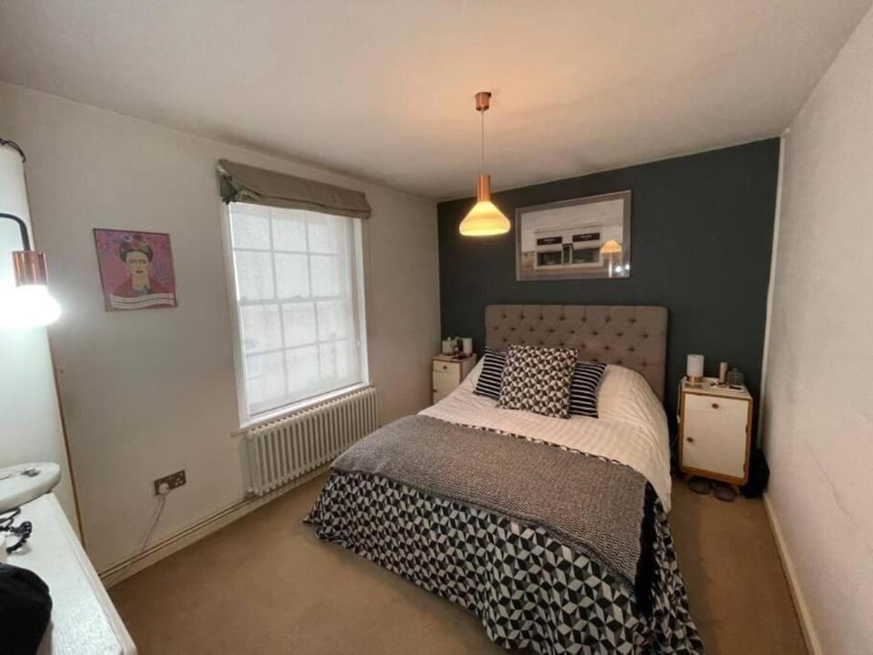Bed, Photo of the whole room, Bedroom, internet