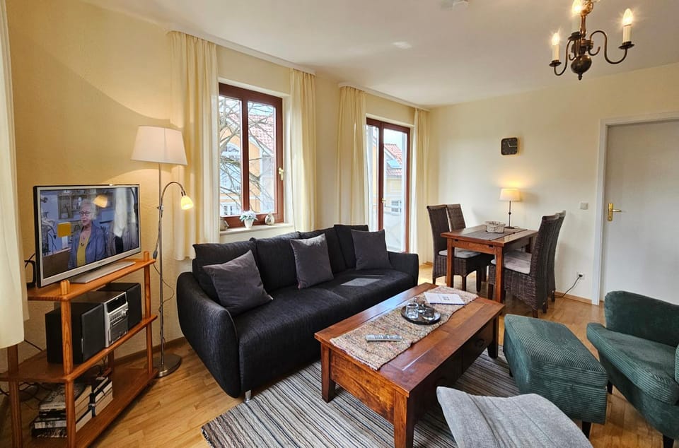 TV and multimedia, Living room, Seating area, Dining area