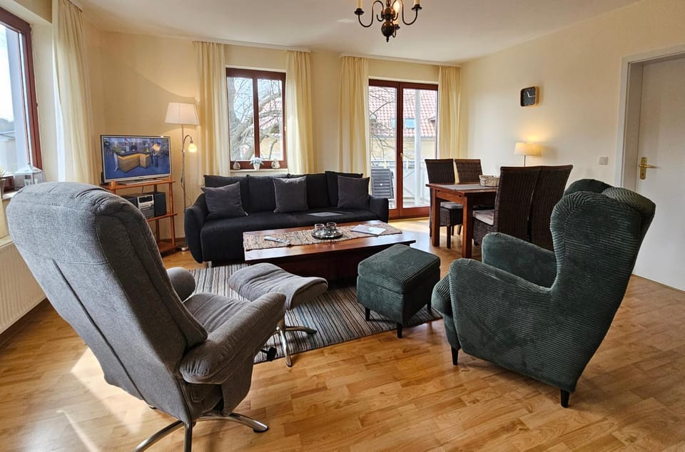 TV and multimedia, Living room, Seating area, Dining area