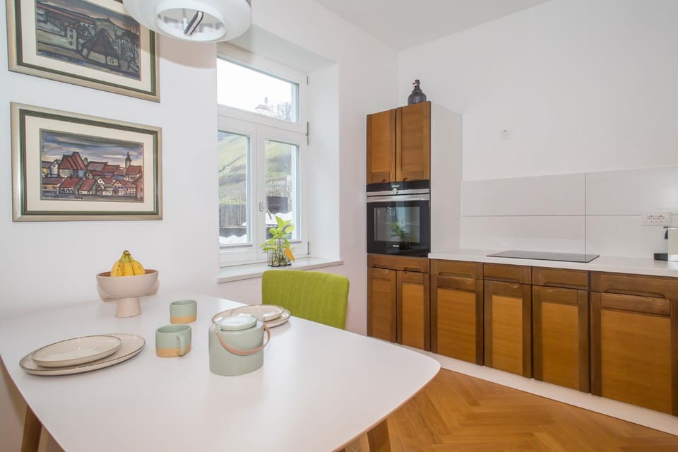 Dining area, pet friendly, stove, kitchen