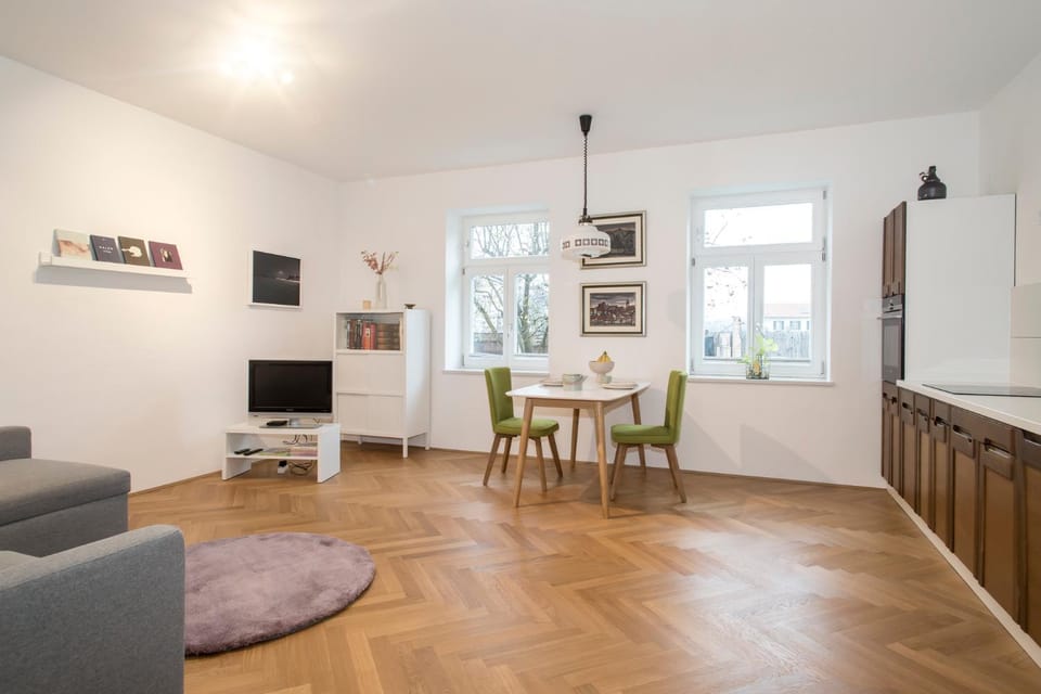 TV and multimedia, Kitchen or kitchenette, Living room, Seating area, Dining area
