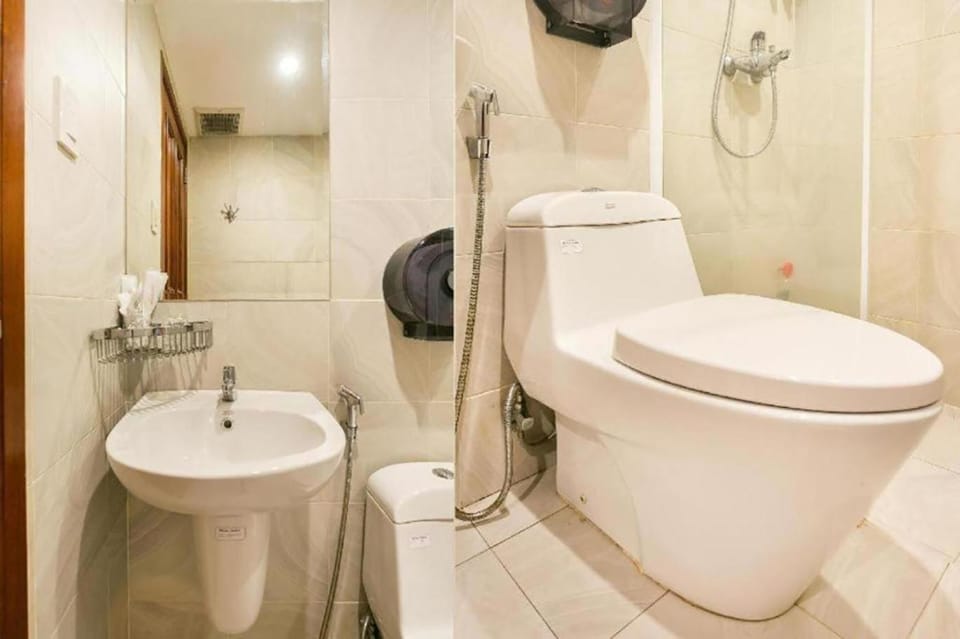 Shower, Toilet, Bathroom, bidet, towels