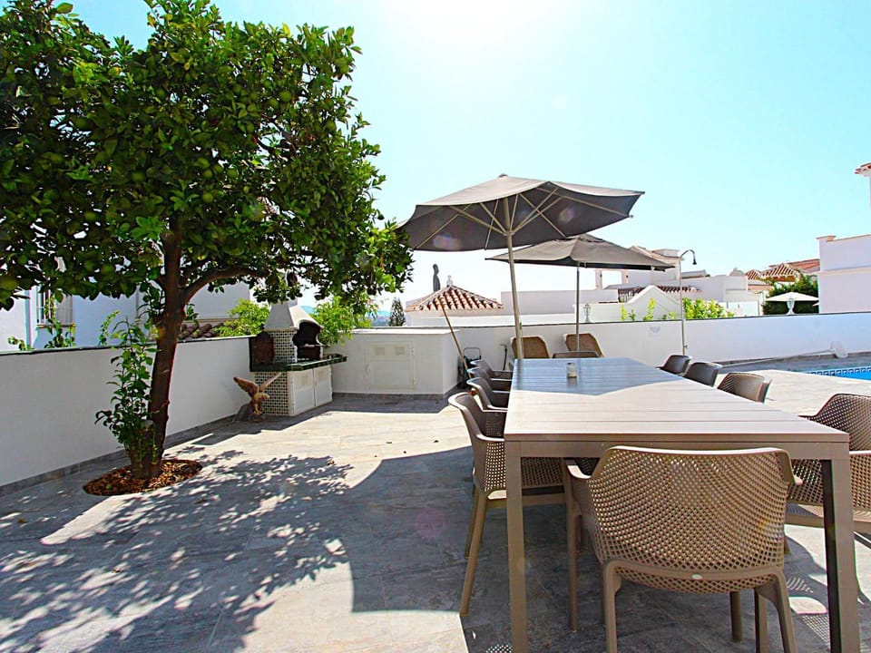 Property building, Balcony/Terrace, Living room