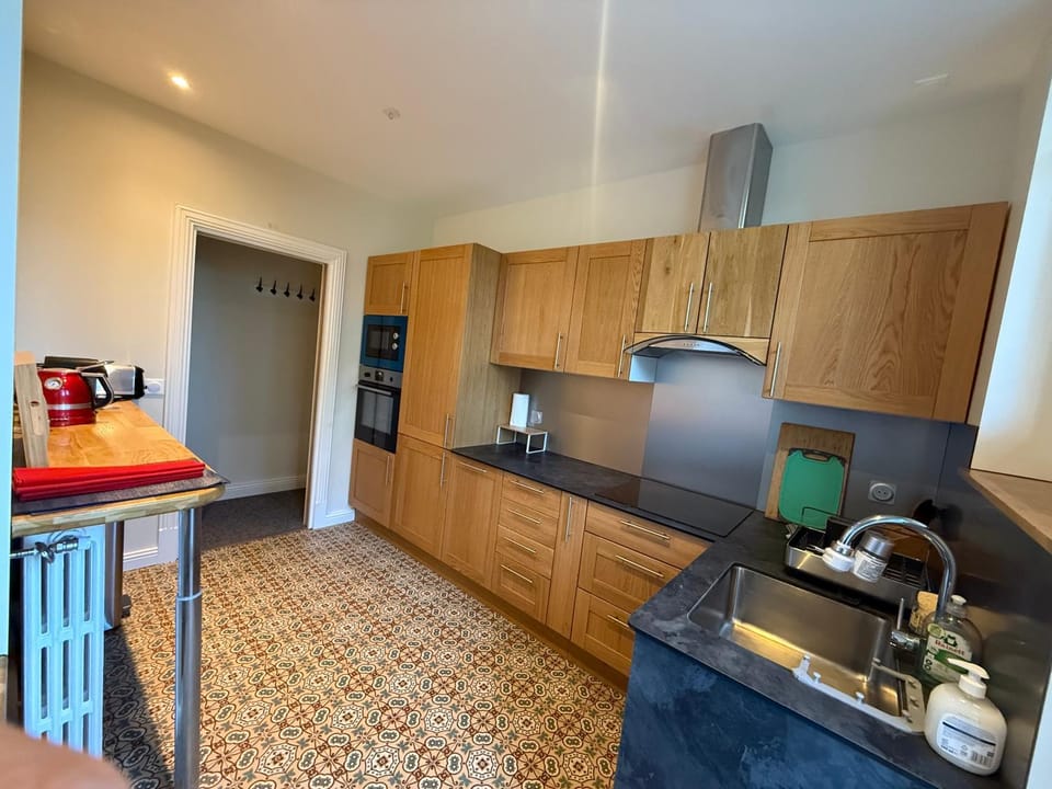 Coffee/tea facilities, Kitchen or kitchenette, dishwasher, oven, toaster