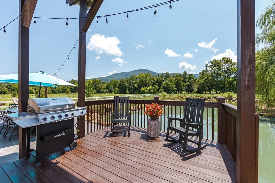 Bowling Waterfront Luxury MtnViews Pool Sleeps12 House in Sevier County