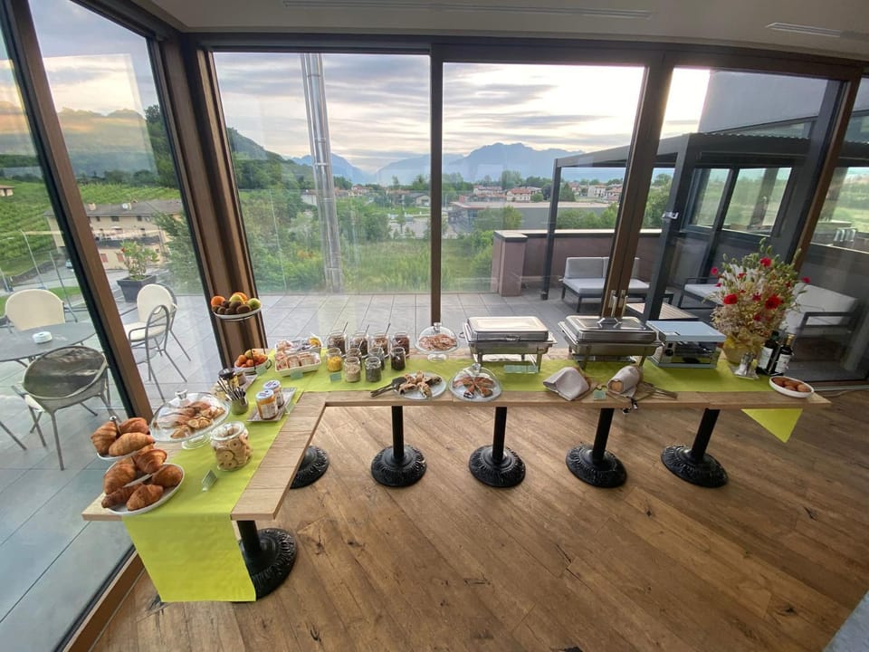 Living room, Food and drinks, Food, Mountain view, Breakfast
