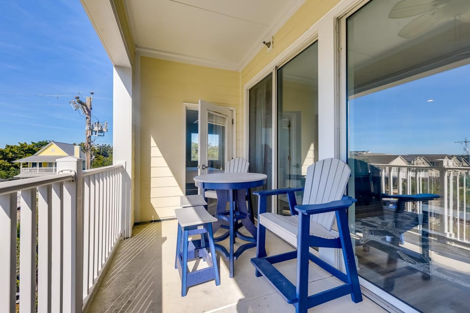 Walk to Shore: Roomy Condo in North Myrtle Beach! House in North Myrtle Beach