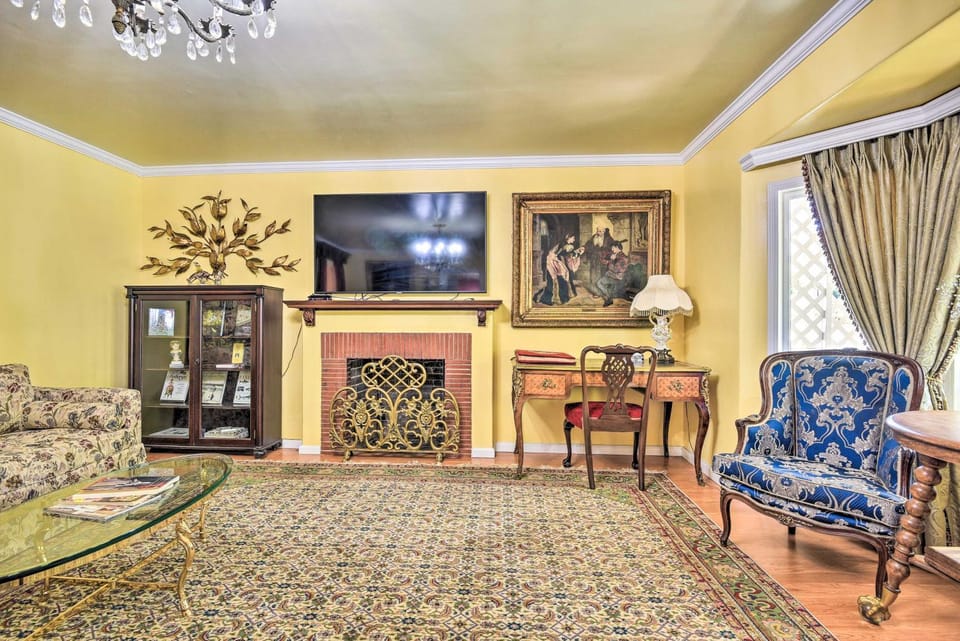 Romantic Pasadena Home with Covered Porch! House in Altadena