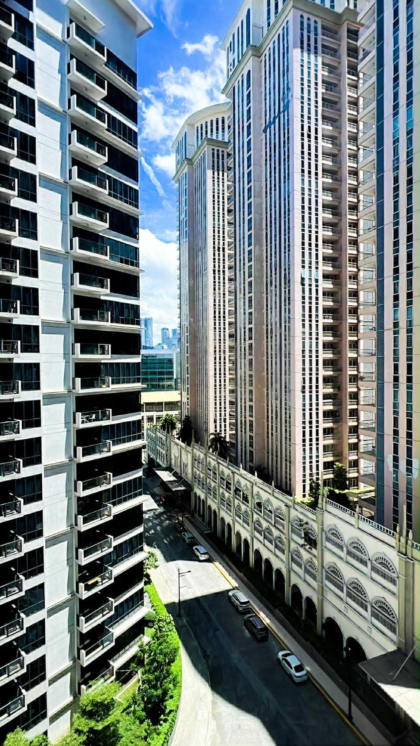 1BR Studio at viceroy McKinley taguig Apartment in Makati