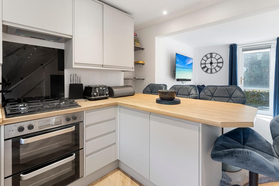 Kitchen or kitchenette, Living room, Seating area, Dining area, pet friendly