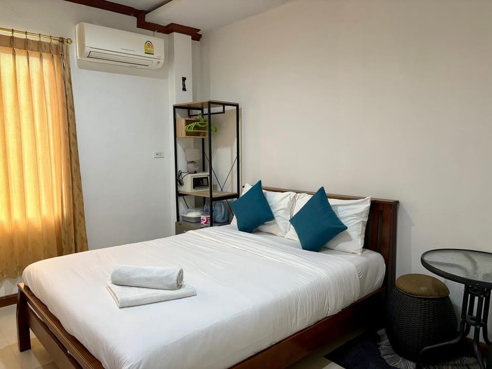 Photo of the whole room, air conditioner