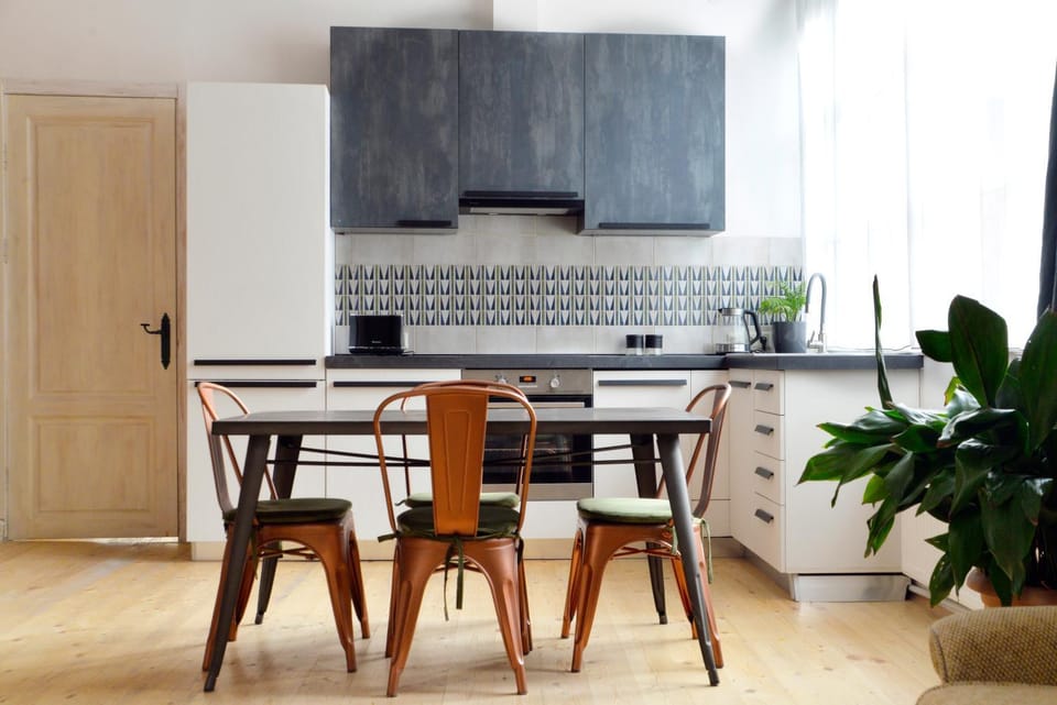 Kitchen or kitchenette, Dining area