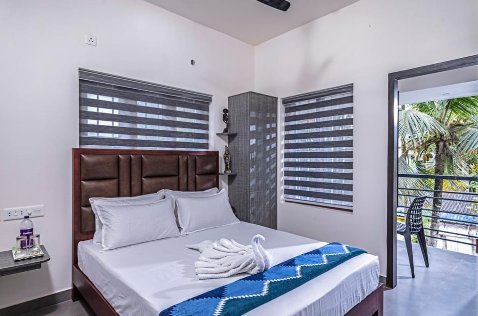 Bed, Photo of the whole room, Bedroom, towels