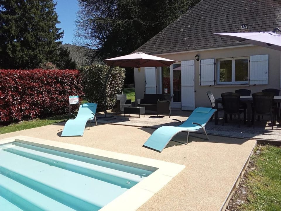 Maison tout confort avec piscine chauffée au bord des rives de la Dordogne House in Argentat-sur-Dordogne