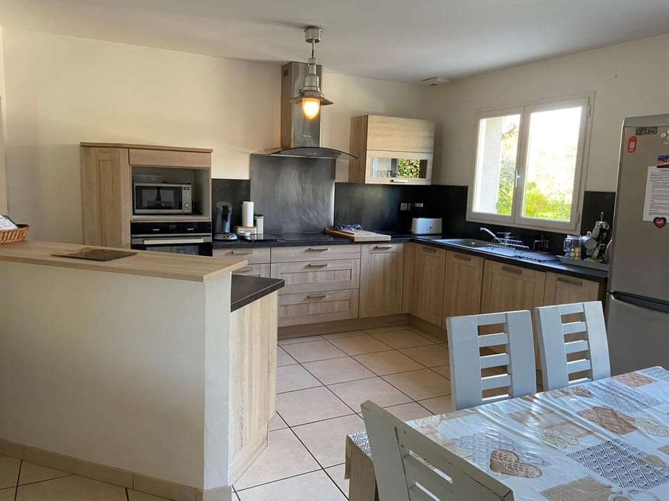 Kitchen or kitchenette, dishwasher, minibar, oven, stove, toaster
