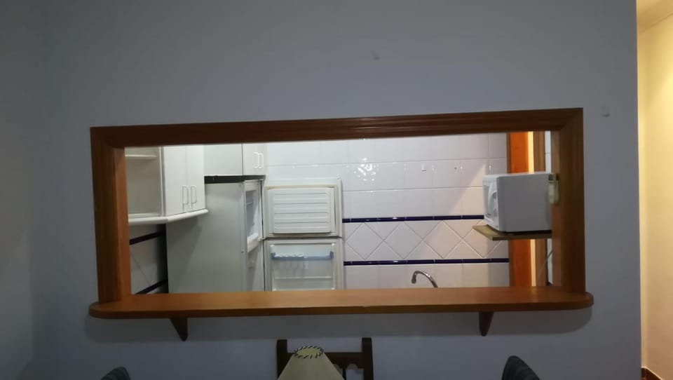 Kitchen or kitchenette, minibar