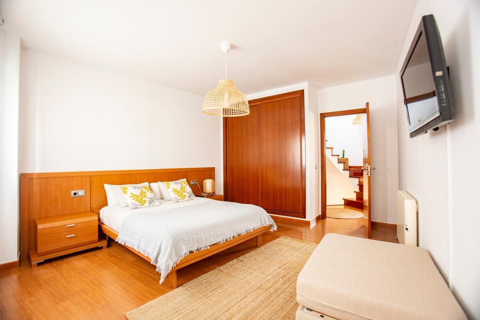 Bed, Photo of the whole room, Decorative detail, Bedroom, heating, pet friendly, wardrobe