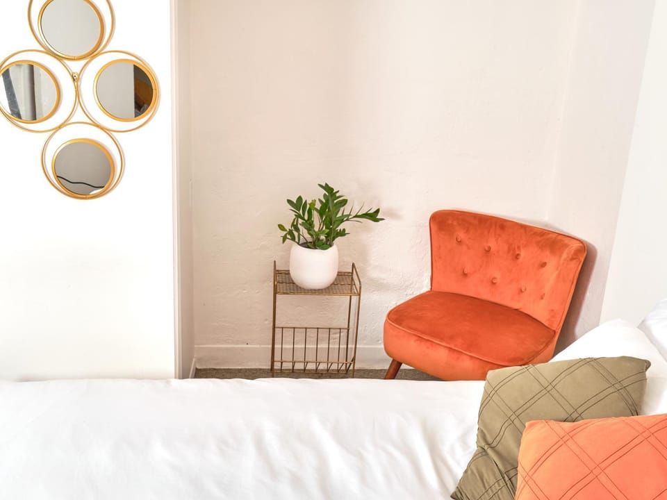Bed, Living room, Photo of the whole room, Seating area, Bedroom, wardrobe