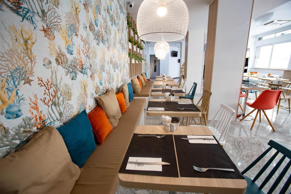 Restaurant/places to eat, Buffet breakfast