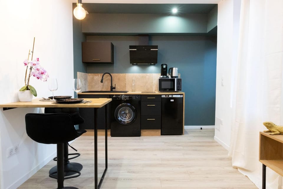 Kitchen or kitchenette, Dining area