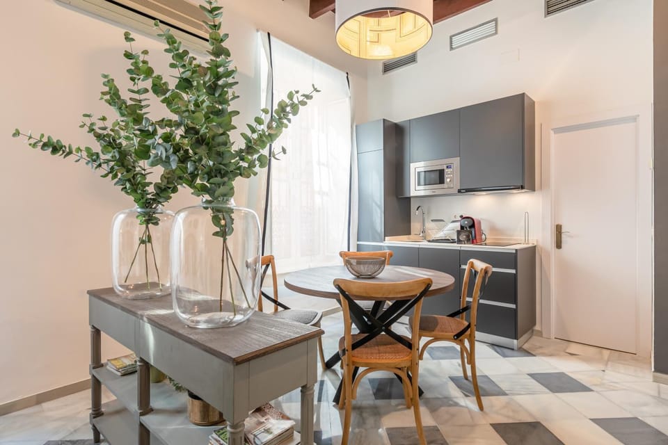 Kitchen or kitchenette, Seating area, Dining area