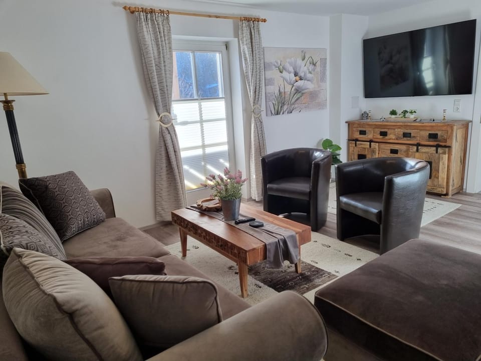 Nightclub / DJ, TV and multimedia, Living room, Lounge or bar, Seating area