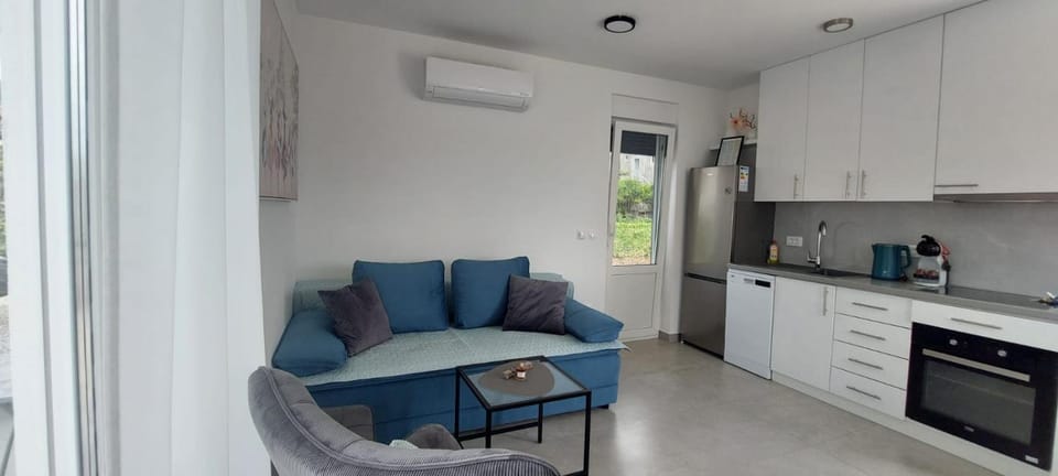 Kitchen or kitchenette, Living room, Seating area, Dining area, oven, air conditioner