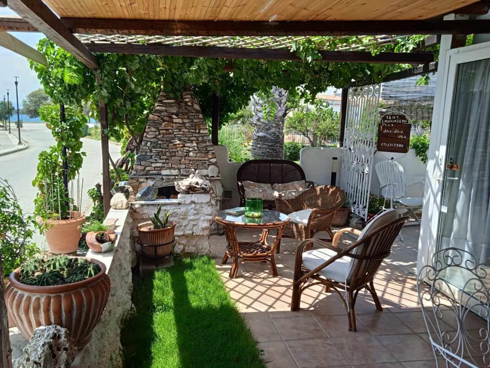 Patio, Day, BBQ facilities, Garden, Seating area, Garden view