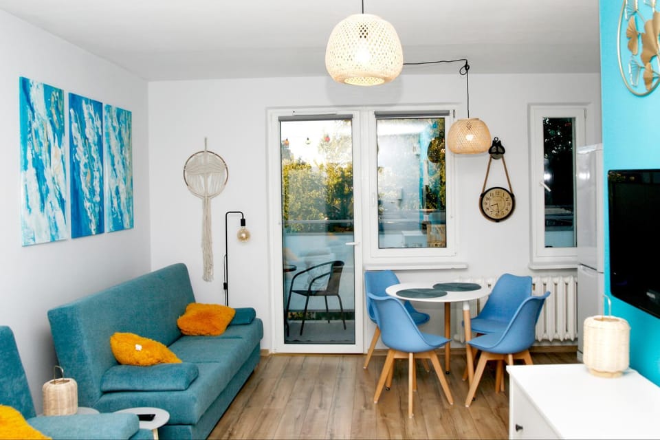 TV and multimedia, Living room, Seating area, Dining area, Food, Food