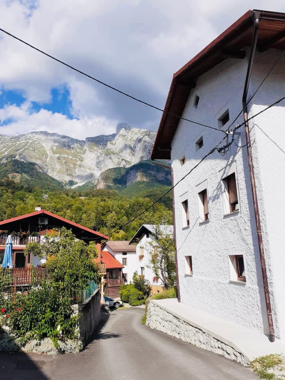 Property building, Day, Neighbourhood, Natural landscape, Mountain view