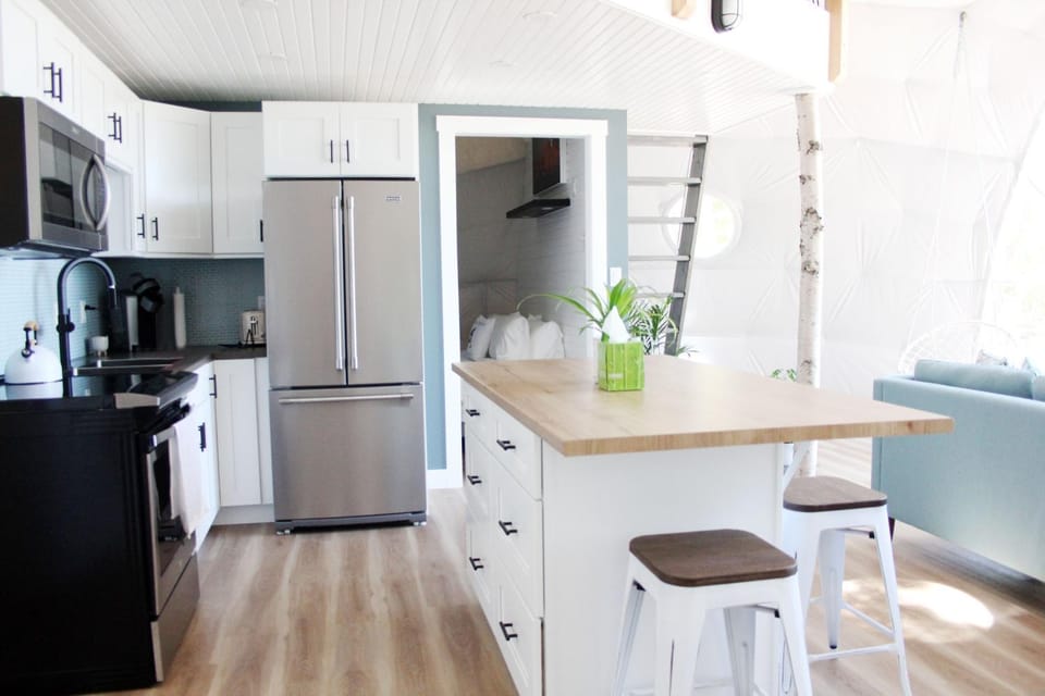 Dining area, minibar, pet friendly, pet friendly, kitchen, kitchen