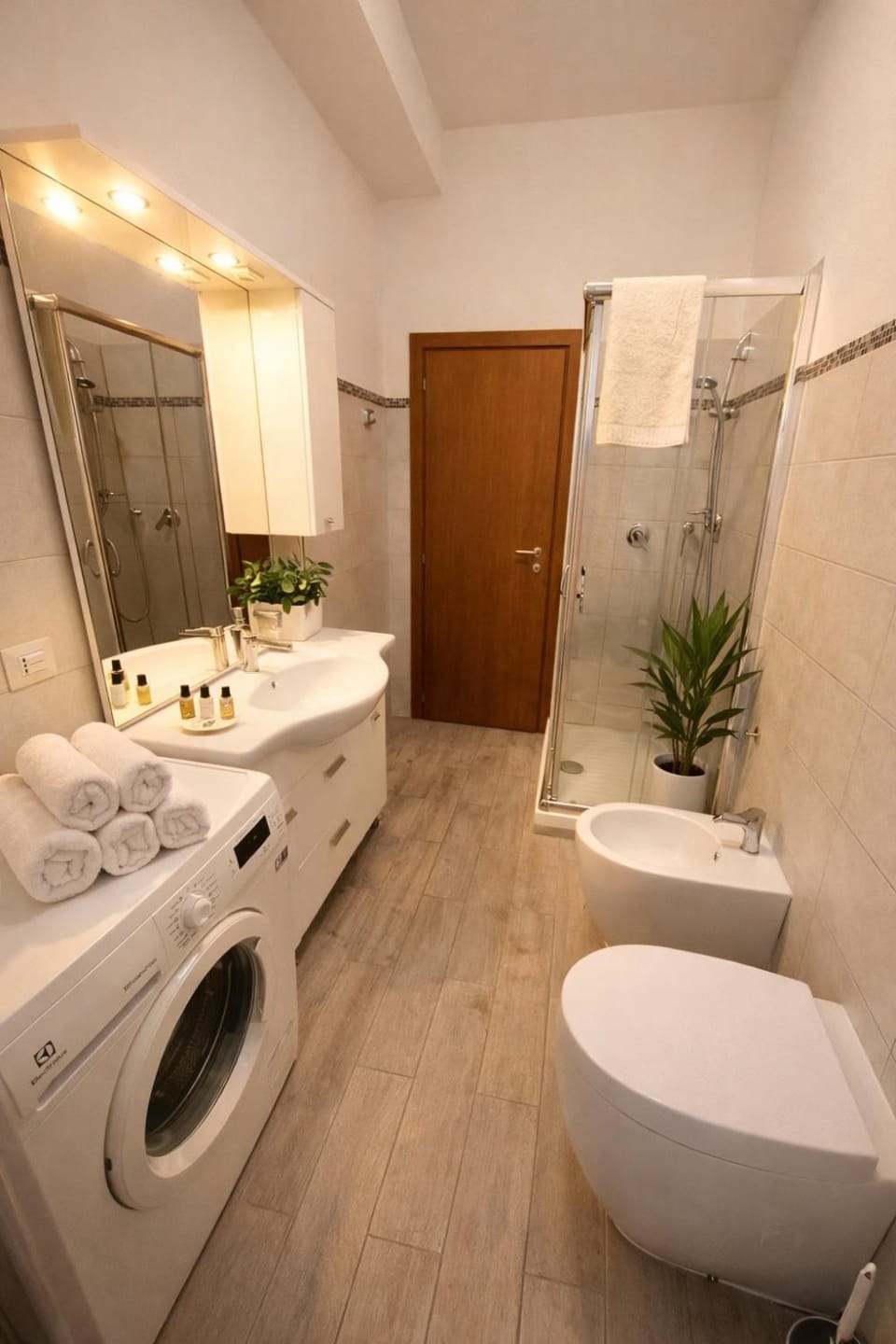 Shower, Toilet, Bathroom, towels, washing machine