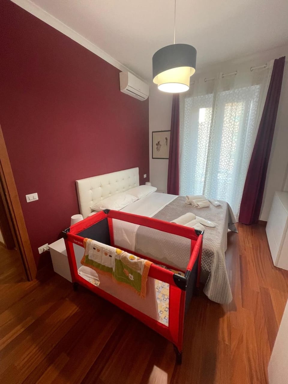 Photo of the whole room, cot